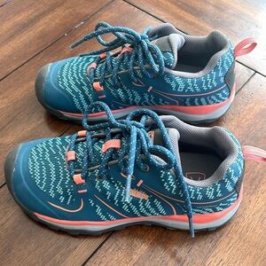 Keen unisex shoes size 1 youth. New sample shoe.